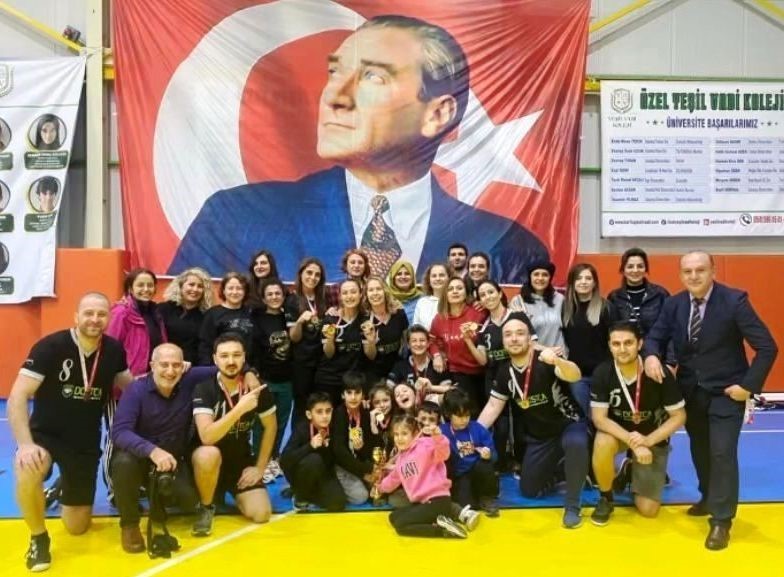 Voleybol turnuvasında öğretmenler arasında kıyasıya mücadele
