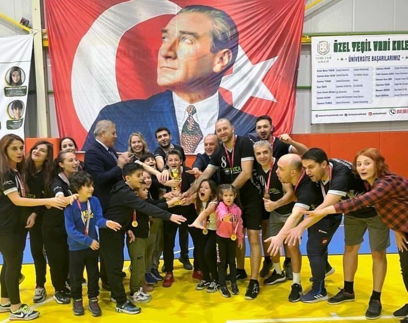 Voleybol turnuvasında öğretmenler arasında kıyasıya mücadele
