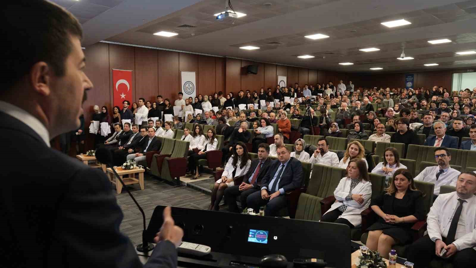 Diş hekimi adayları beyaz önlüklerini giydi
