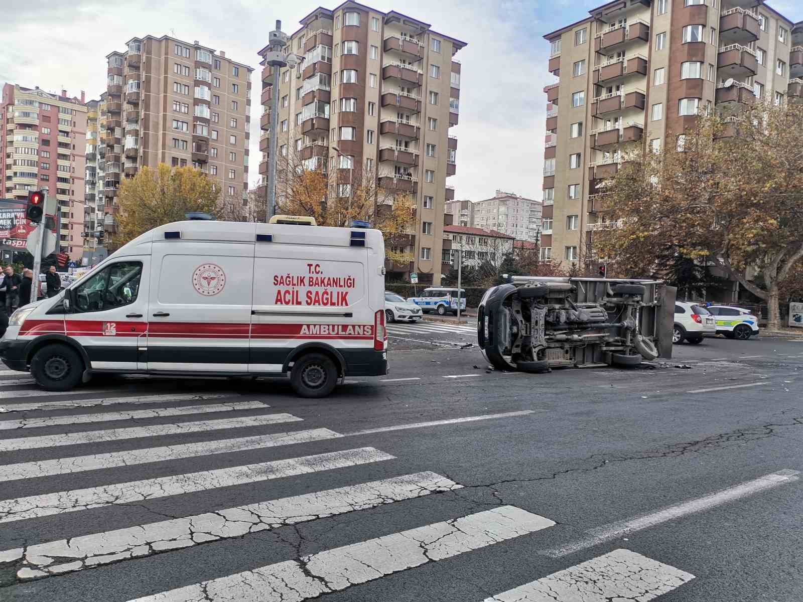 Ticari taksi ile çarpışan kamyonet devrildi: 6 yaralı
