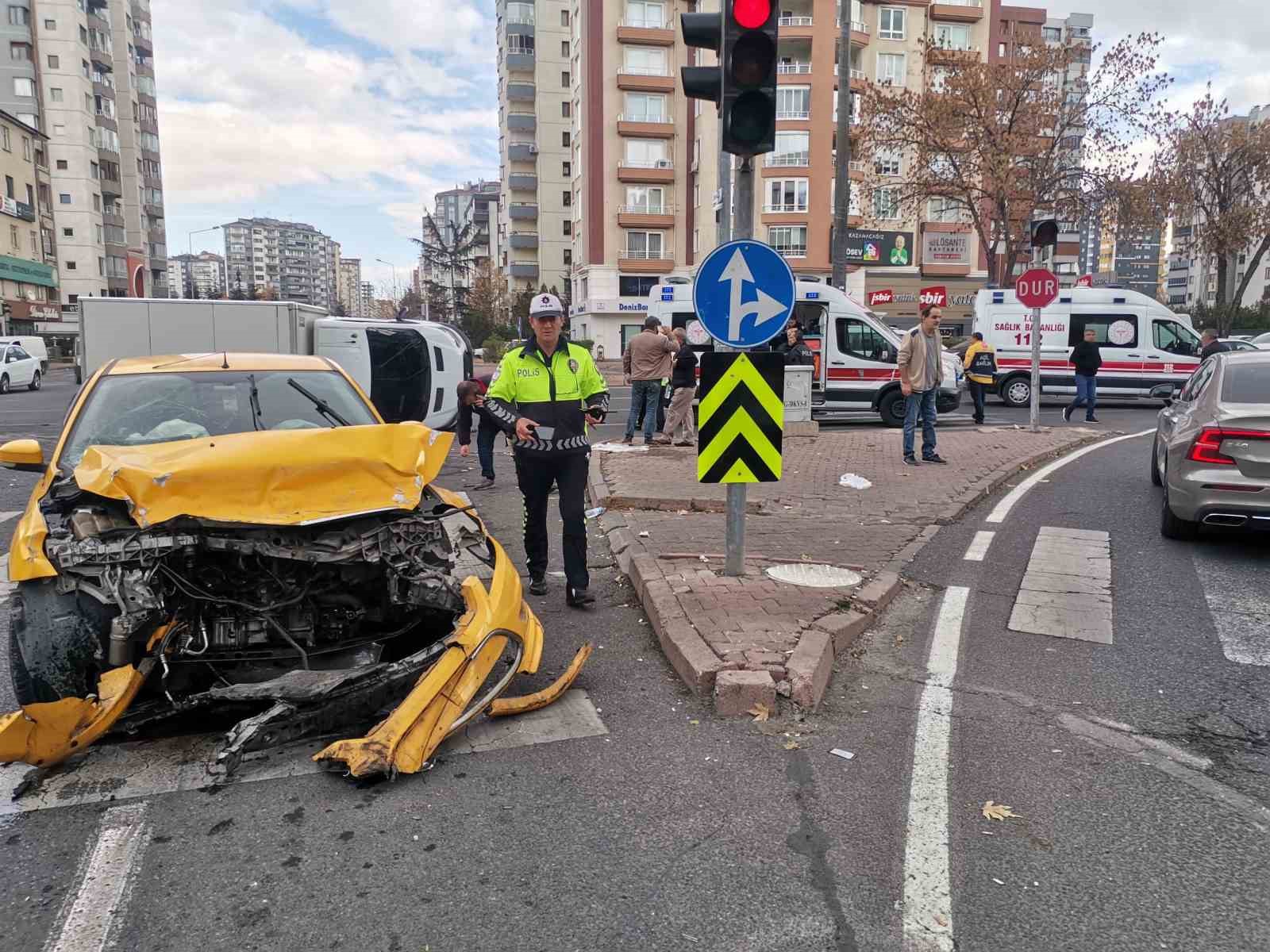 Ticari taksi ile çarpışan kamyonet devrildi: 6 yaralı
