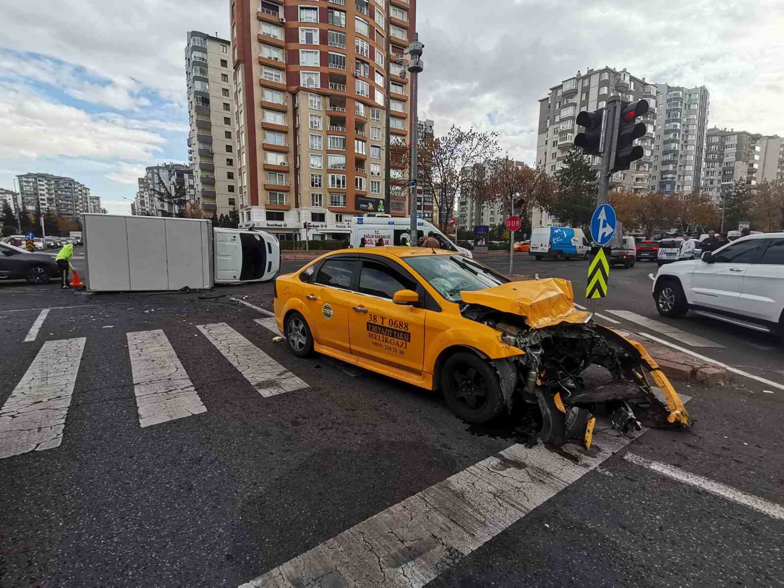 Ticari taksi ile çarpışan kamyonet devrildi: 6 yaralı
