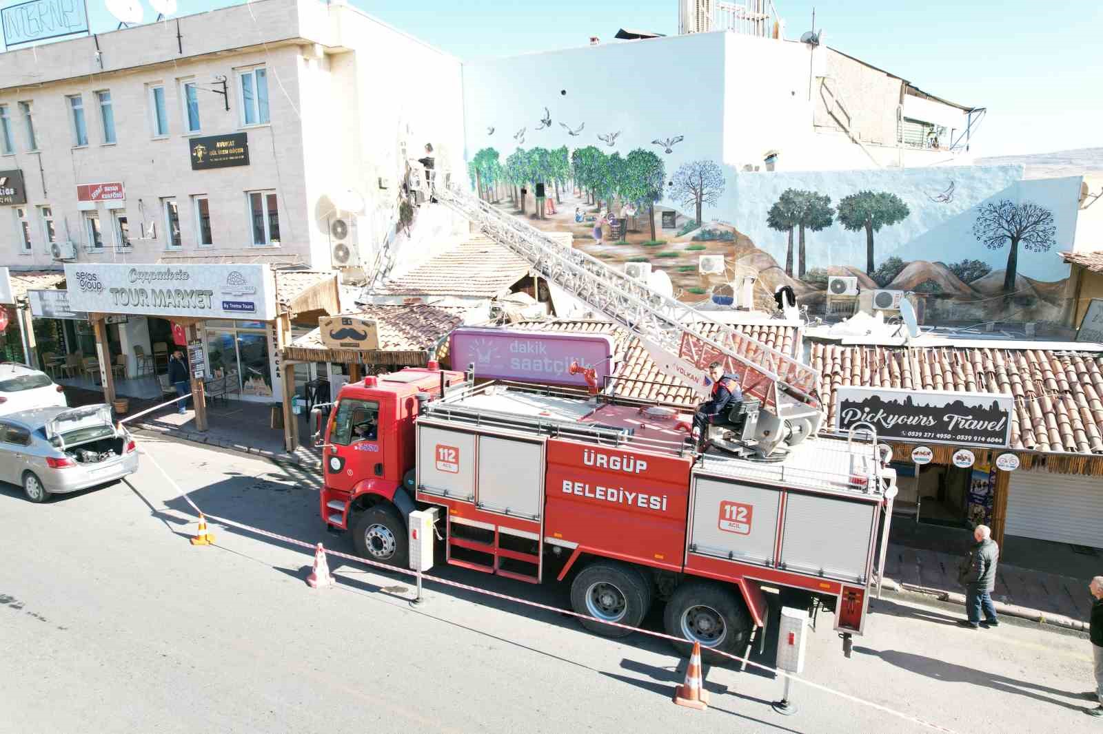 İtfaiye aracı üzerine çizdiği resmi 21 günde tamamladı
