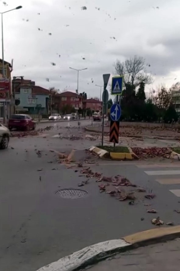 Sakarya’da fırtına hayatı olumsuz etkiledi
