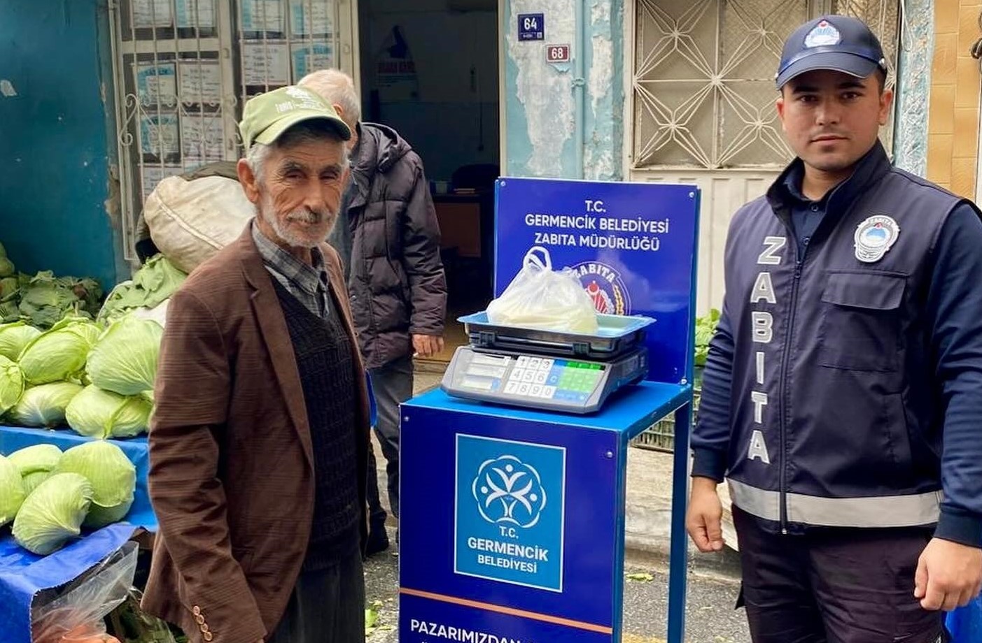 Germencik’te pazar yerlerinde başlatılan tartı uygulaması sürüyor
