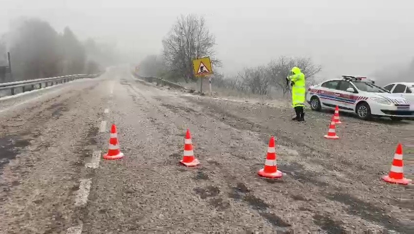 İnegöl’de kar yağışı başladı, sürücüler zor anlar yaşadı
