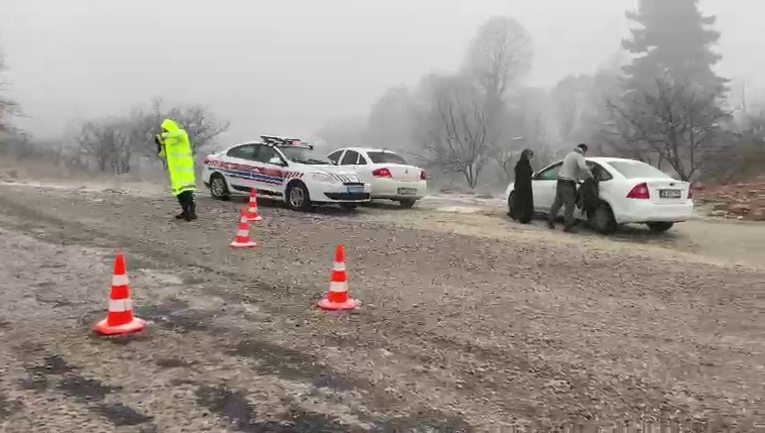 İnegöl’de kar yağışı başladı, sürücüler zor anlar yaşadı
