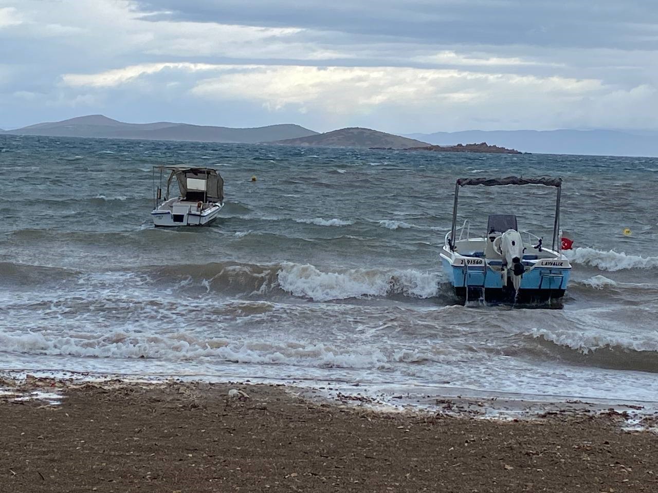 Fırtına Ayvalık’ı vurdu
