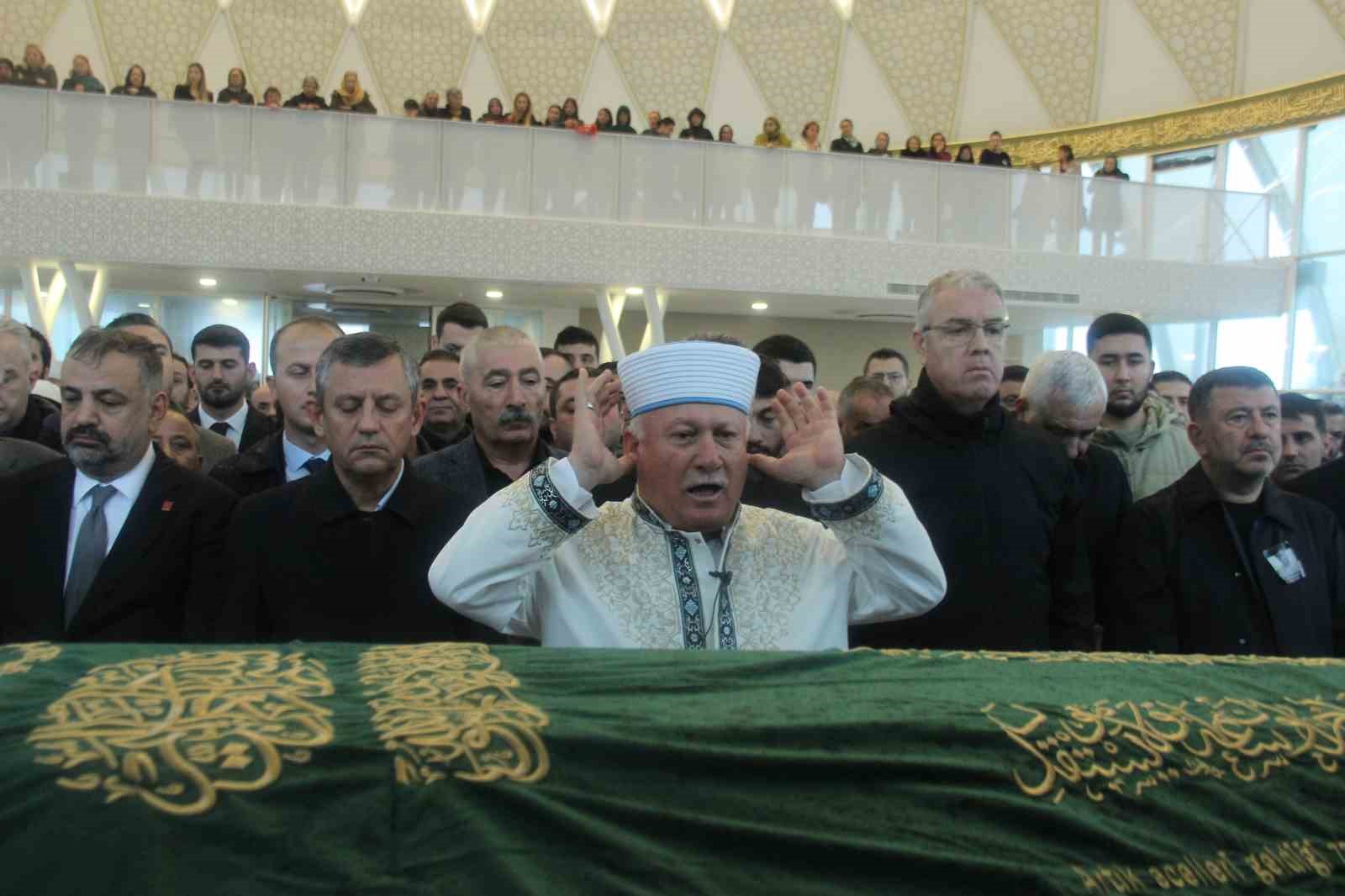 Başkan Günay’ı acılı gününde Özgür Özel yalnız bırakmadı
