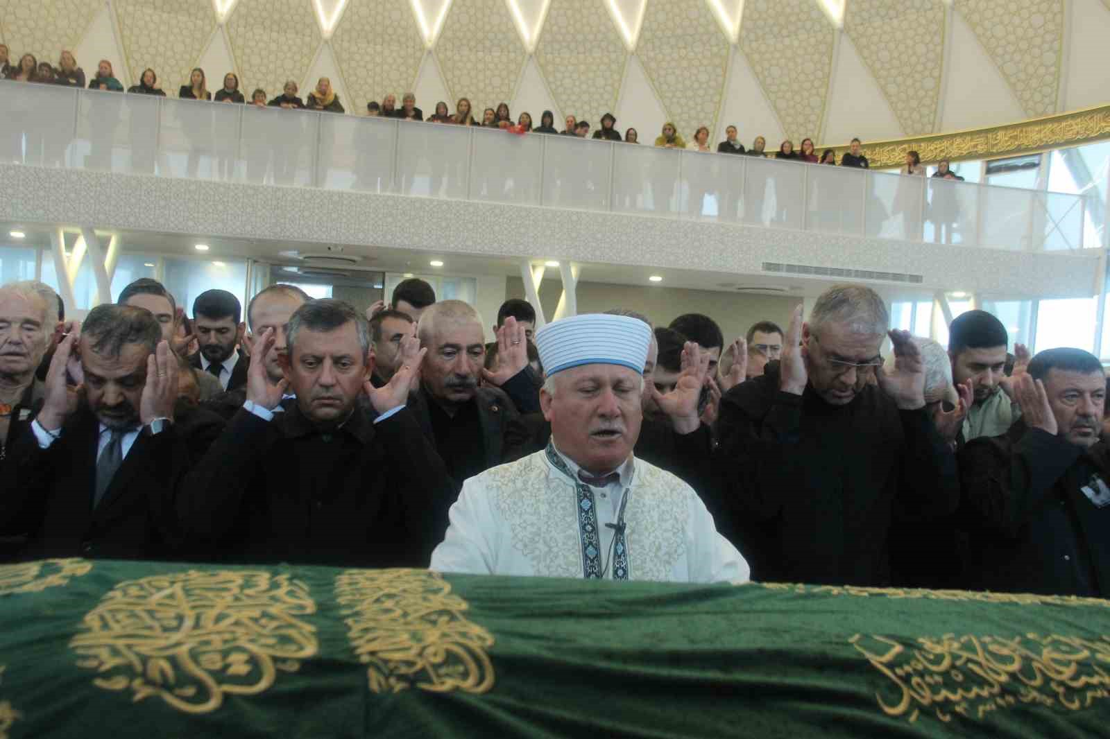 Başkan Günay’ı acılı gününde Özgür Özel yalnız bırakmadı
