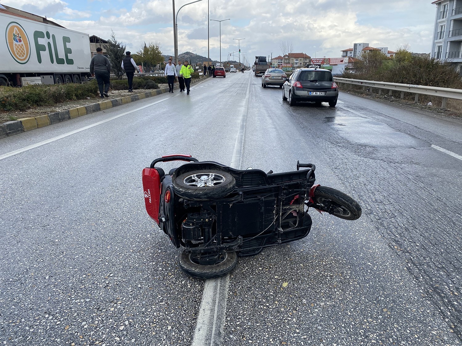 Otomobil üç tekerlekli elektrikli bisiklete çarptı: 1 ağır yaralı
