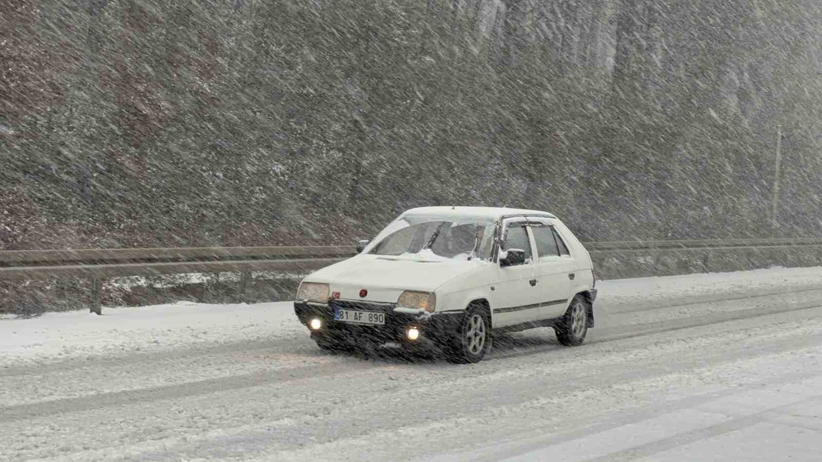 Bolu Dağı’nda beklenen kar başladı
