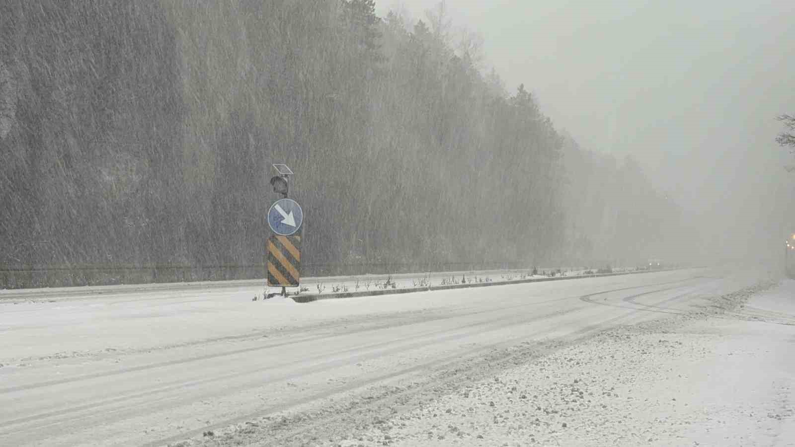 Bolu Dağı’nda beklenen kar başladı
