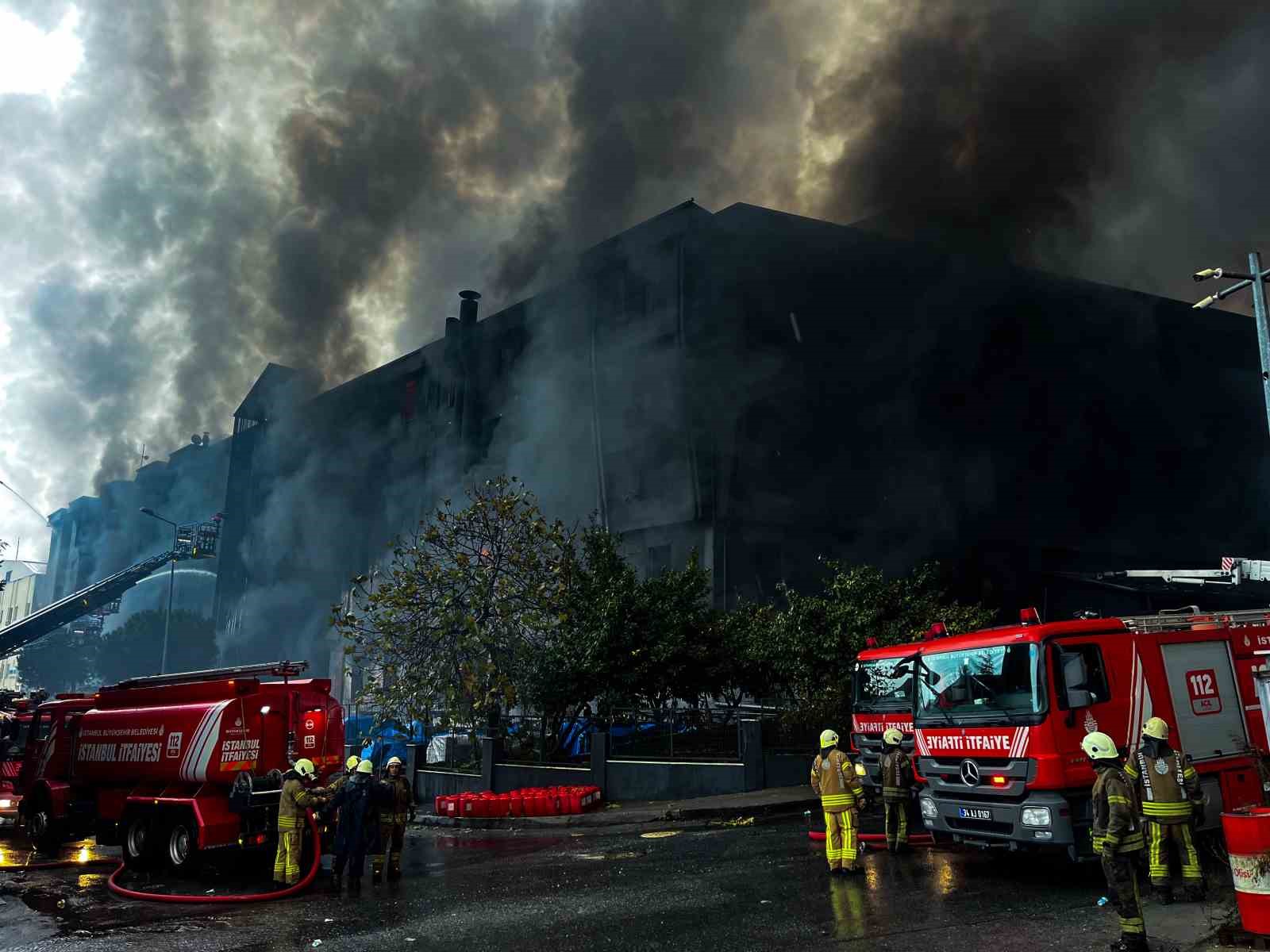 Beylikdüzü’ndeki yangını söndürme çalışmaları 11 saattir sürüyor
