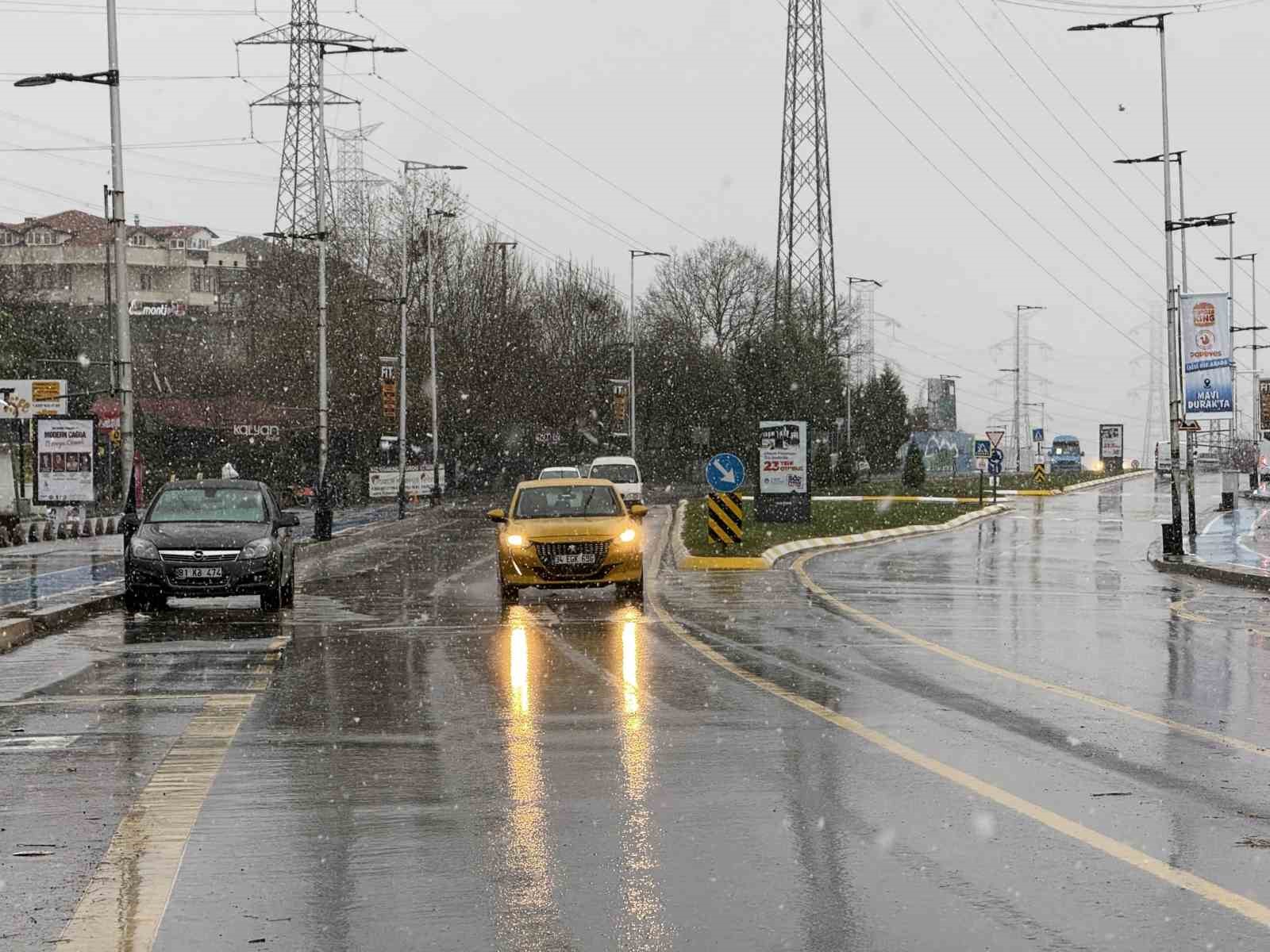 Sakarya’da lapa lapa kar yağışı
