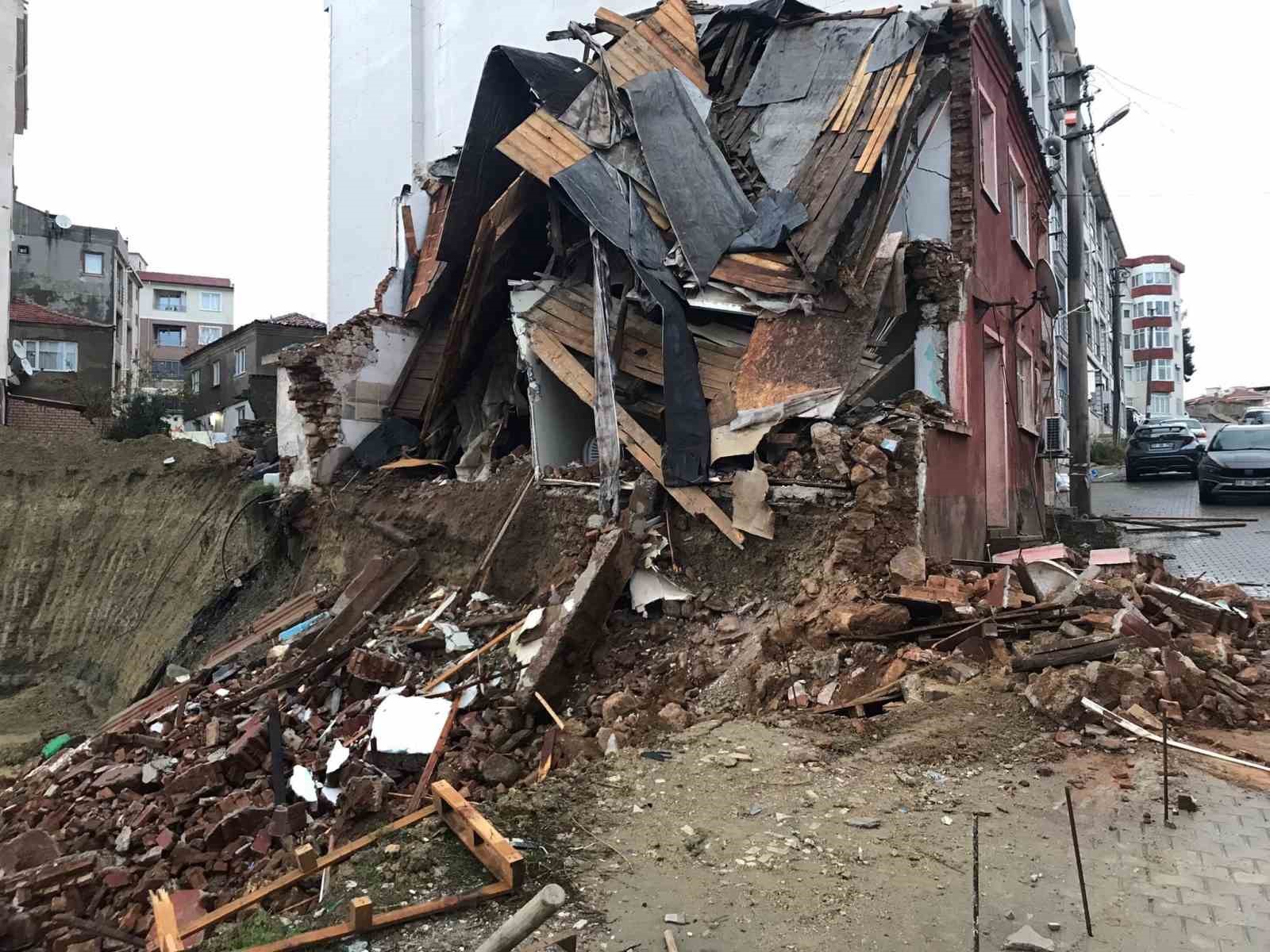 Çanakkale’de atıl vaziyetteki 2 katlı bina çöktü
