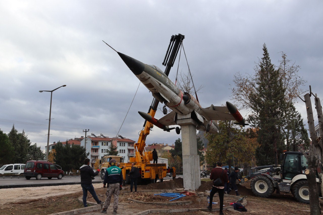 İlçenin simgesi haline gelen savaş uçağı yeni yerine taşındı
