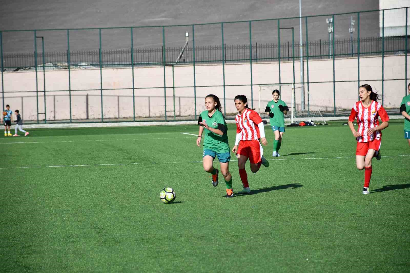 Kadın futbolunda Gürcistan ile dostluk maçı
