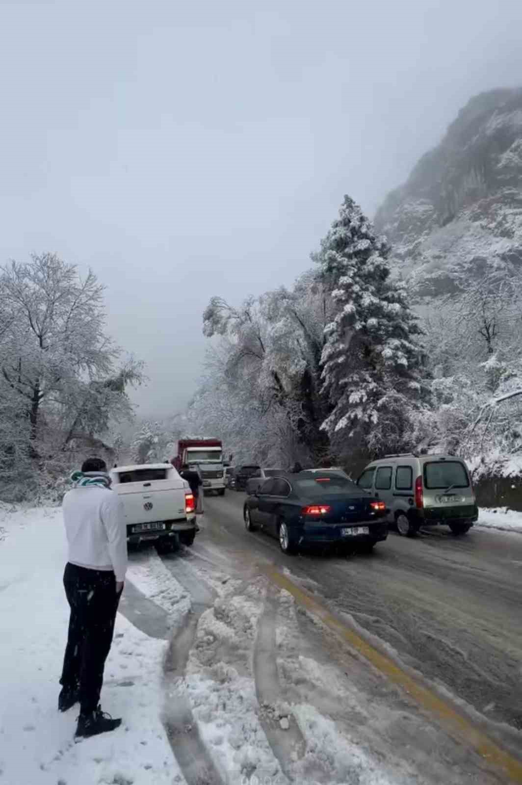 Bursa’da kar yağışıyla hayat durdu...İlçe yolları kapandı, ekipler açmaya çalışıyor
