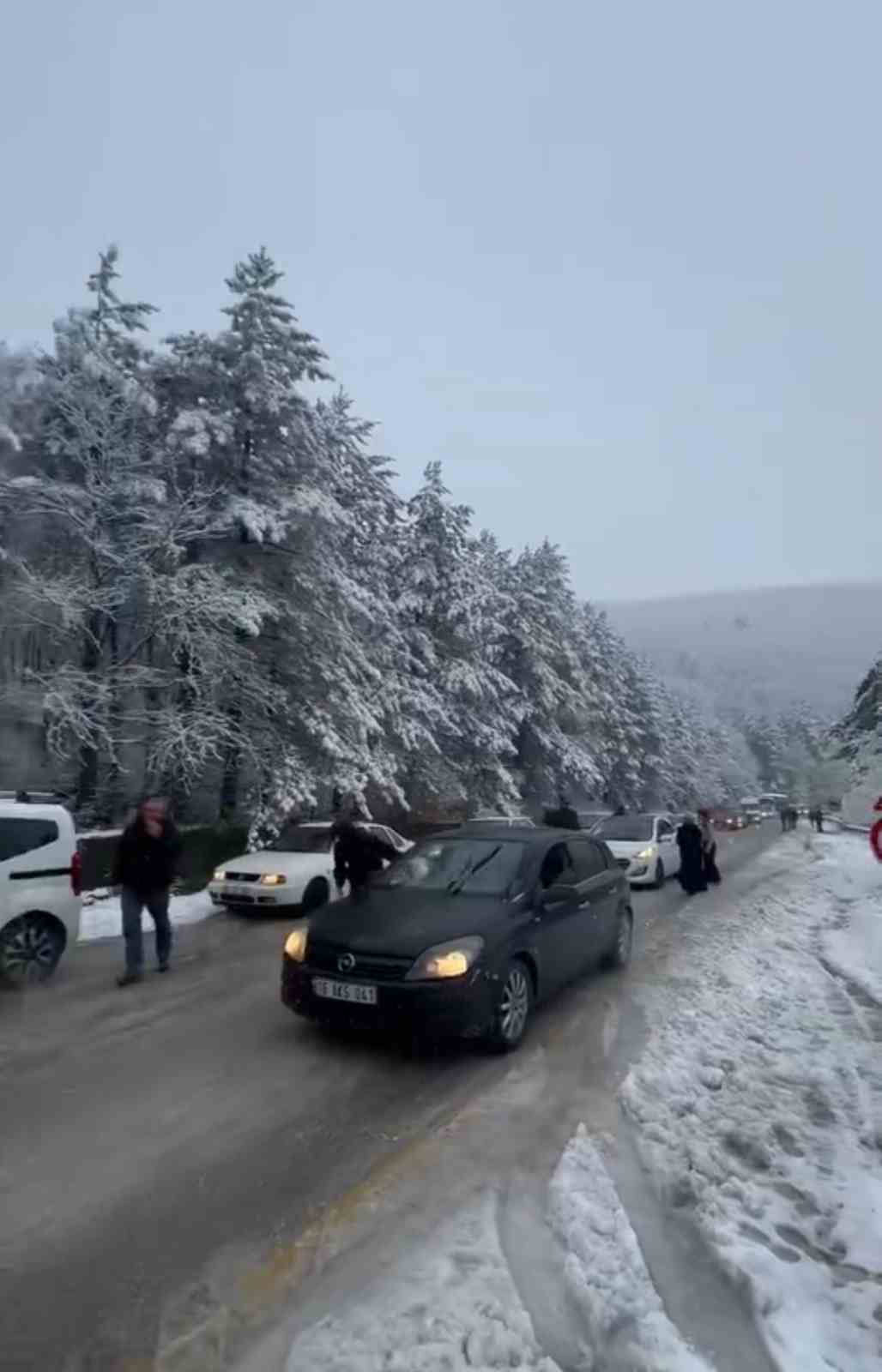 Bursa’da kar yağışıyla hayat durdu...İlçe yolları kapandı, ekipler açmaya çalışıyor
