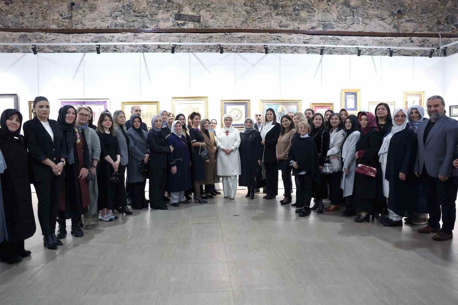 Emine Erdoğan, Çınar Uluslararası Kültür ve Sanat Derneği’nin karma sergisinin açılışını yaptı
