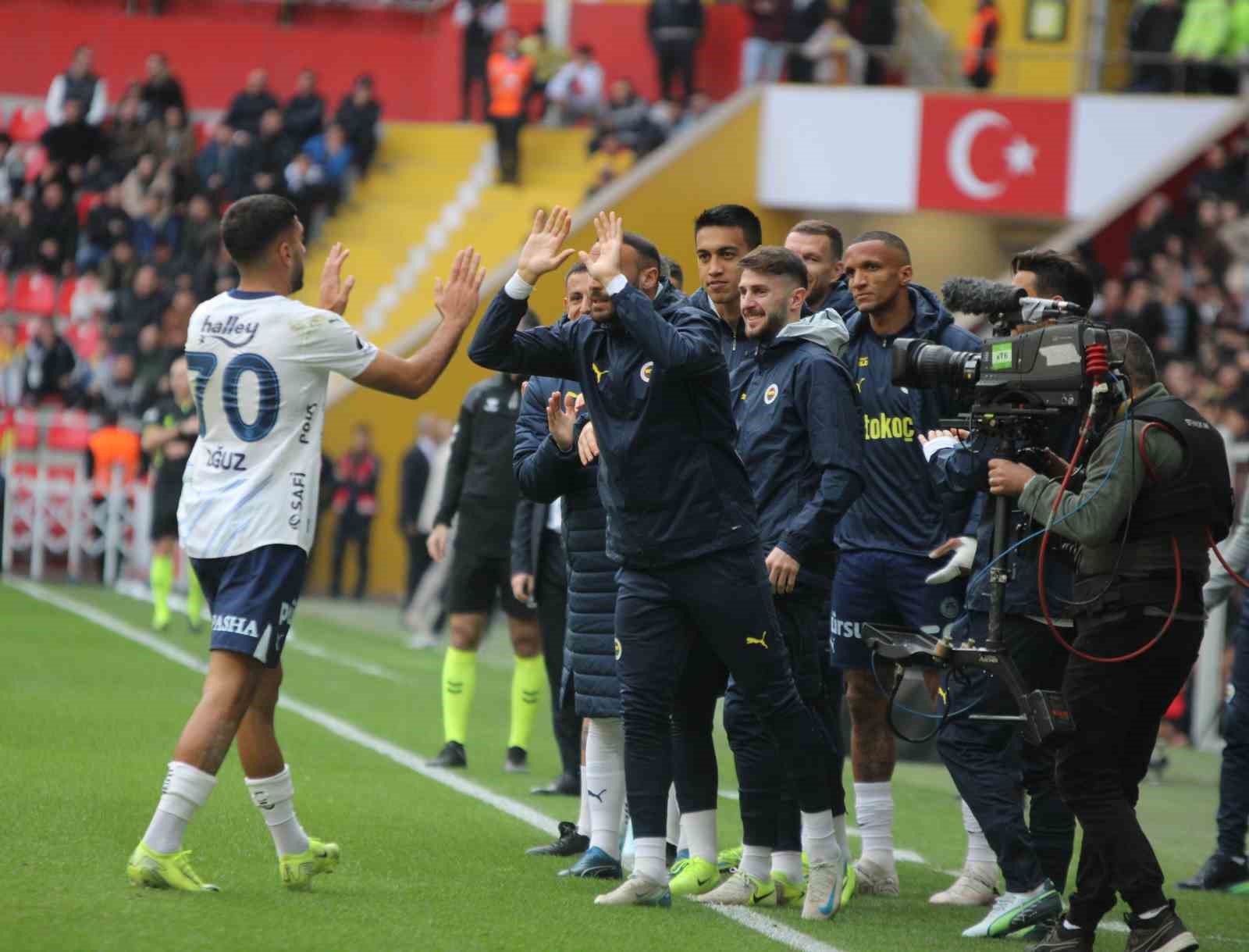 Trendyol Süper Lig: Kayserispor: 1 - Fenerbahçe: 3 (İlk yarı)
