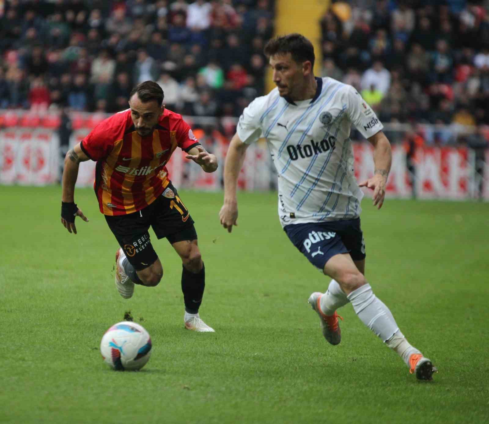 Trendyol Süper Lig: Kayserispor: 1 - Fenerbahçe: 3 (İlk yarı)
