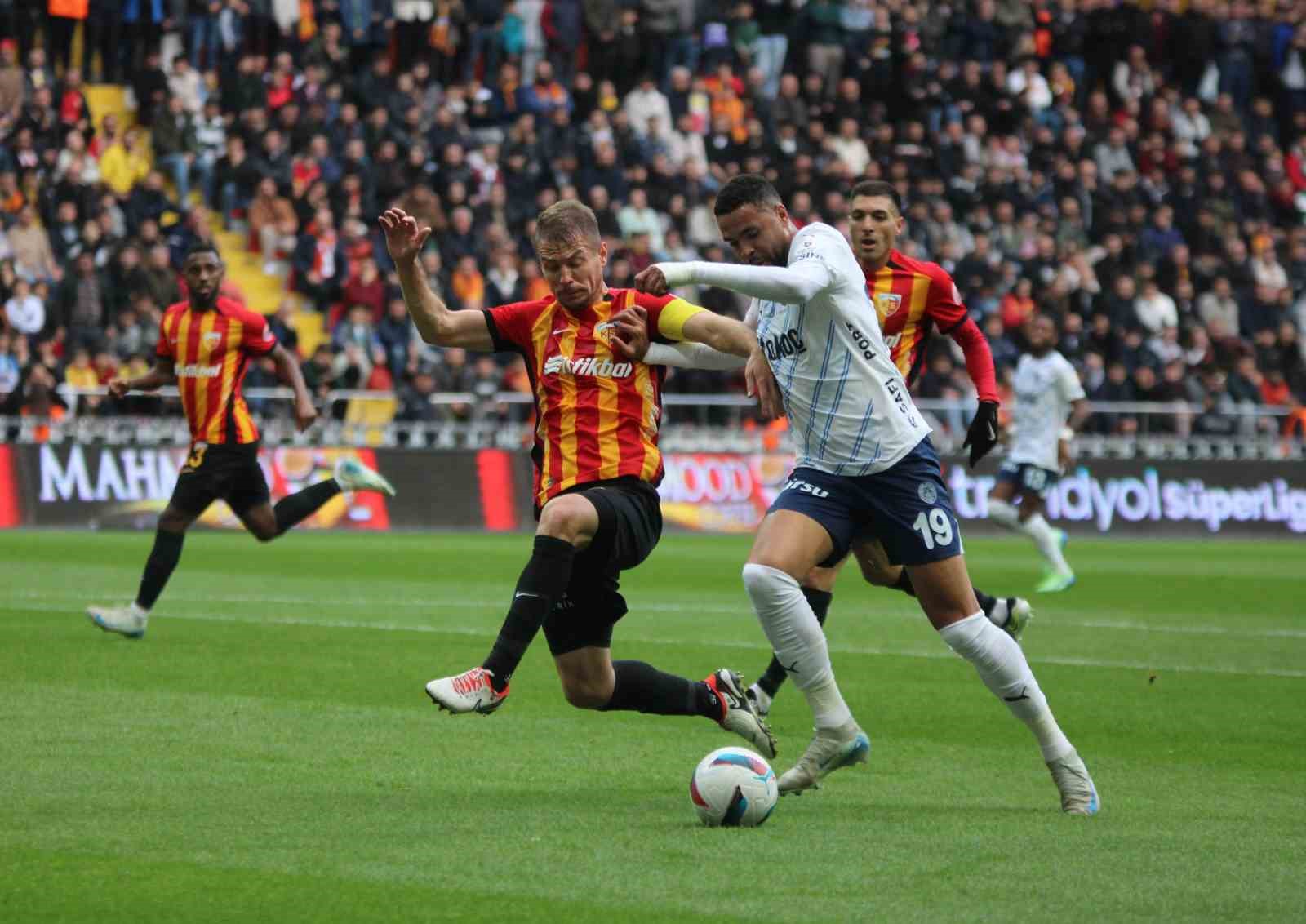 Trendyol Süper Lig: Kayserispor: 1 - Fenerbahçe: 3 (İlk yarı)
