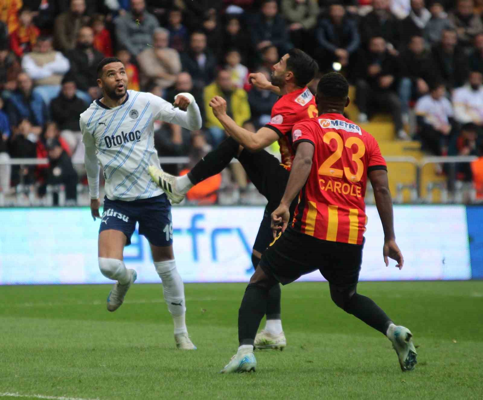 Trendyol Süper Lig: Kayserispor: 1 - Fenerbahçe: 3 (İlk yarı)
