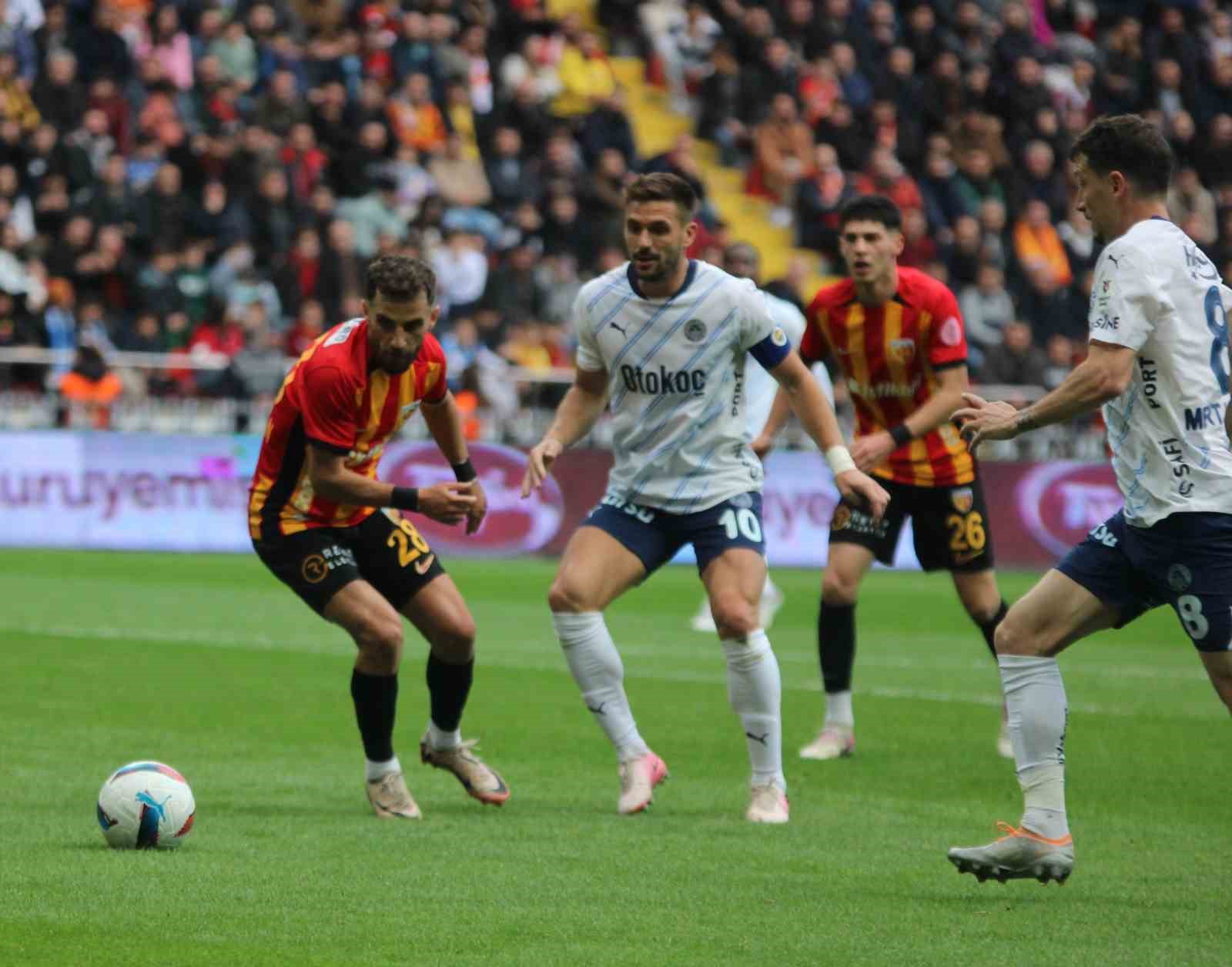 Trendyol Süper Lig: Kayserispor: 1 - Fenerbahçe: 3 (İlk yarı)
