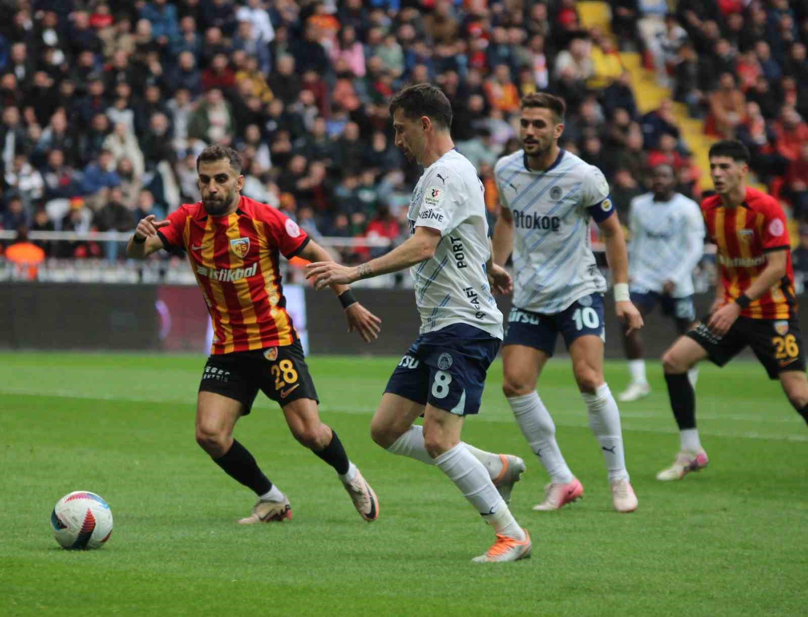 Trendyol Süper Lig: Kayserispor: 1 - Fenerbahçe: 3 (İlk yarı)
