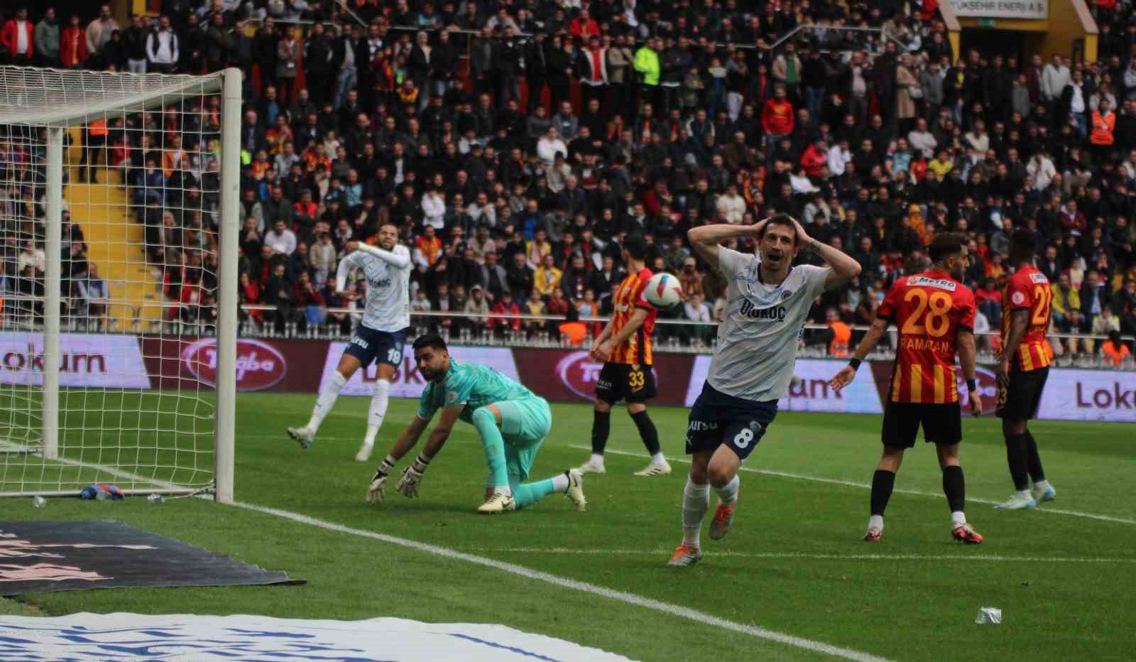 Trendyol Süper Lig: Kayserispor: 1 - Fenerbahçe: 3 (İlk yarı)
