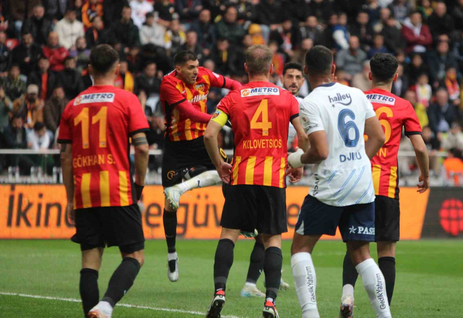 Trendyol Süper Lig: Kayserispor: 1 - Fenerbahçe: 3 (İlk yarı)
