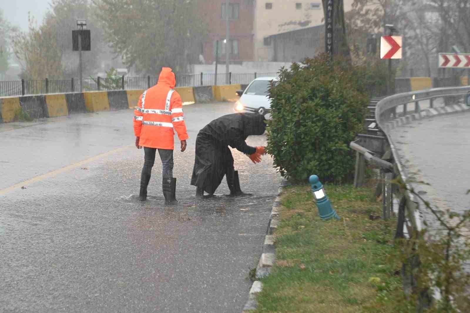 Manisa Büyükşehir ve MASKİ ekipleri şiddetli yağış ve fırtınaya karşı sahada
