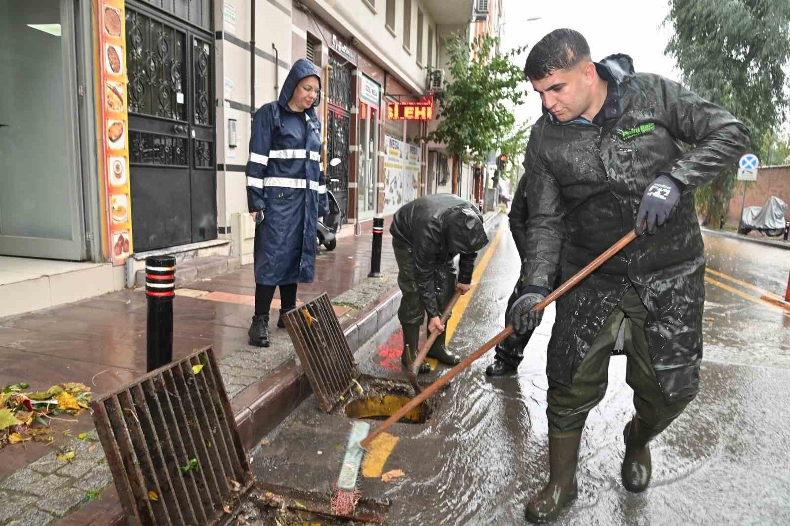 Manisa Büyükşehir ve MASKİ ekipleri şiddetli yağış ve fırtınaya karşı sahada
