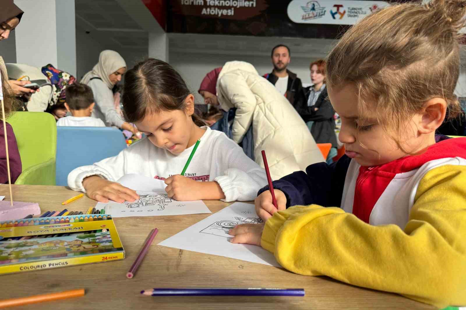 Çocuklar, Bilim Şenliği’nde unutulmayacak bir gün geçirdi
