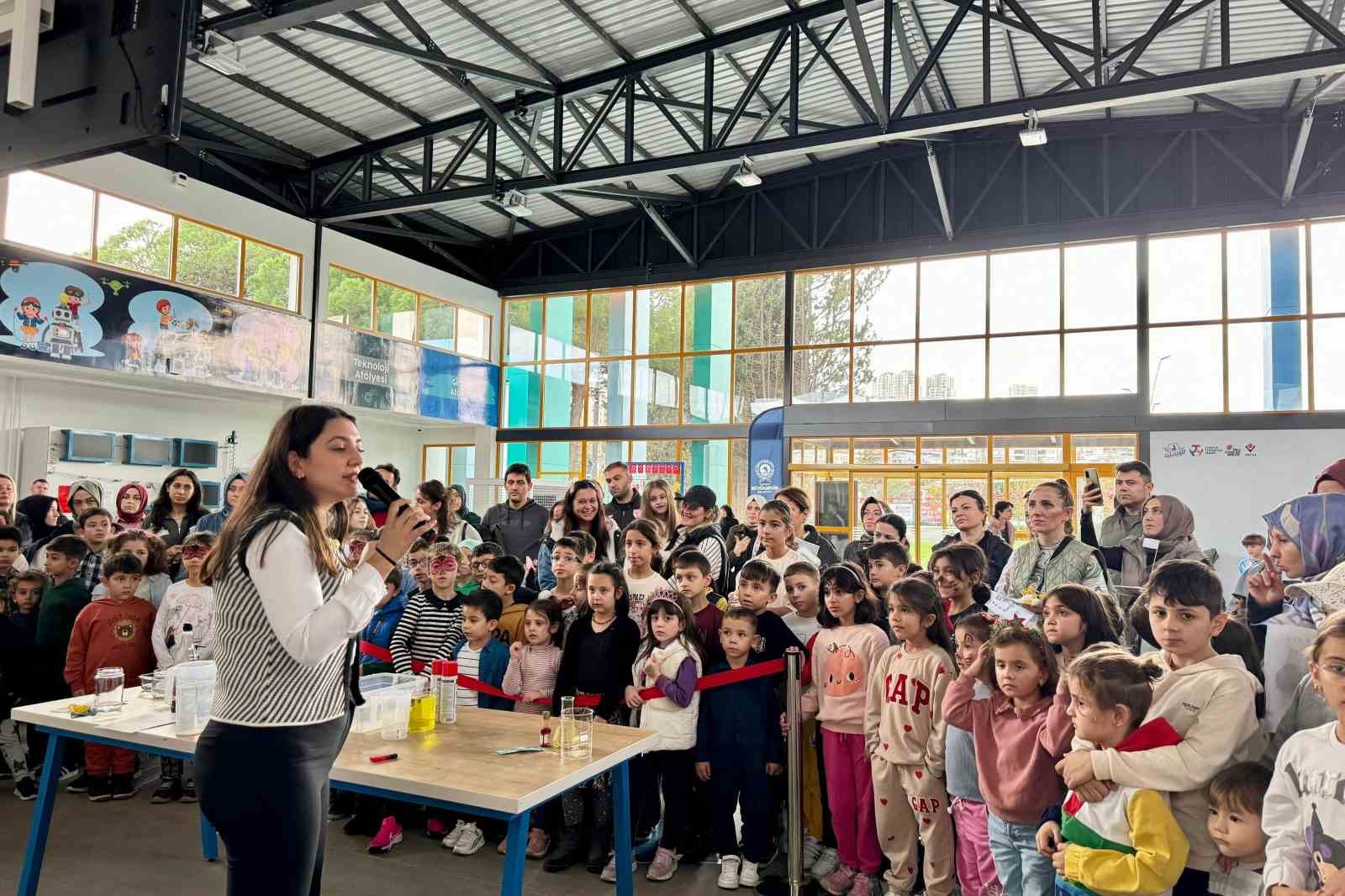 Çocuklar, Bilim Şenliği’nde unutulmayacak bir gün geçirdi
