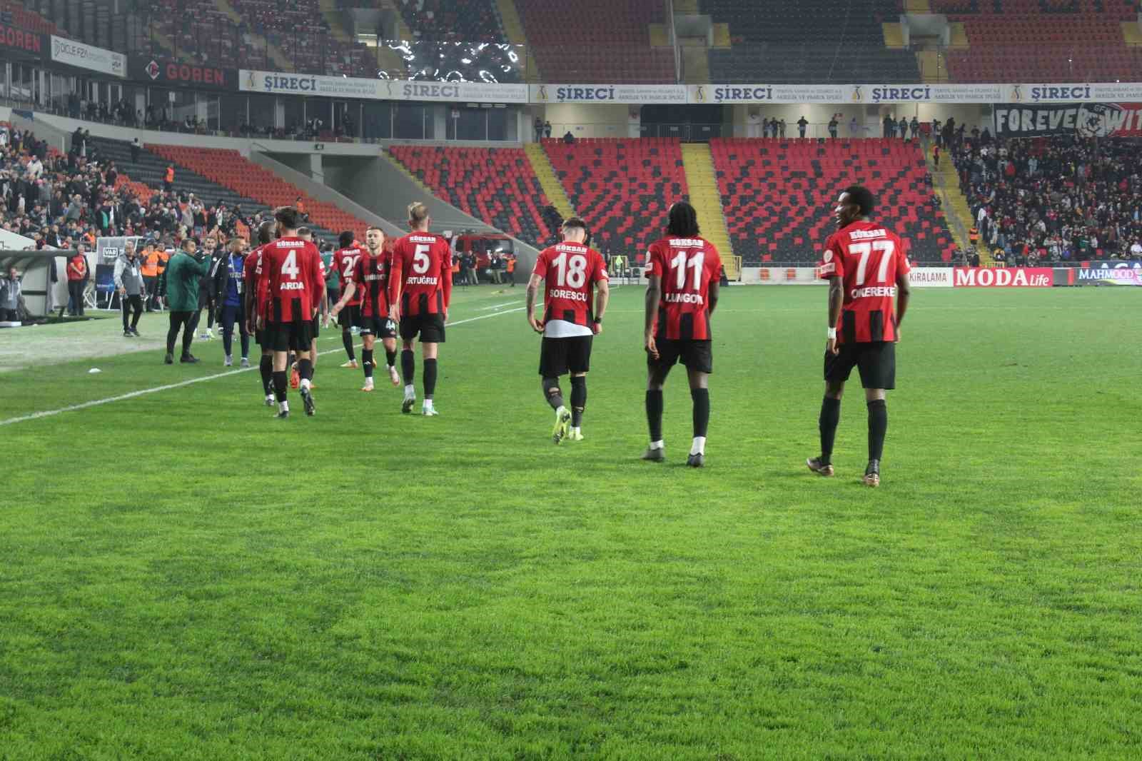 Trendyol Süper Lig: Gaziantep FK: 3 - Başakşehir: 0 (Maç sonucu)
