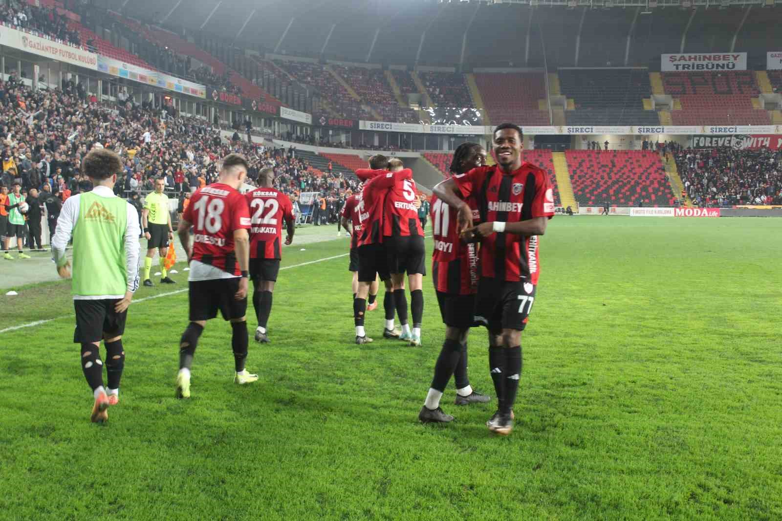 Trendyol Süper Lig: Gaziantep FK: 3 - Başakşehir: 0 (Maç sonucu)
