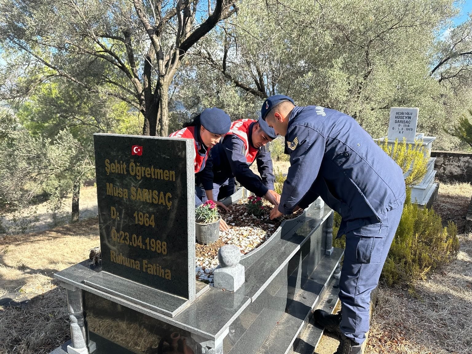 Aydın jandarması şehit öğretmen Sarısaç’ı unutmadı
