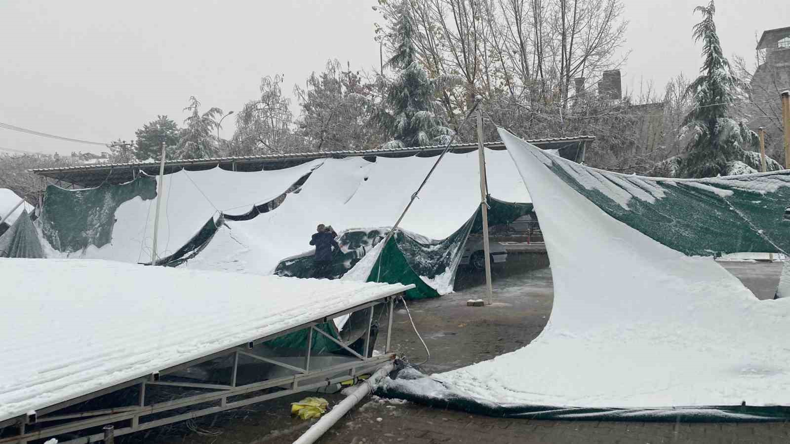 Tavşanlı’da köy pazarı çatısı karın ağırlığına dayanamadı
