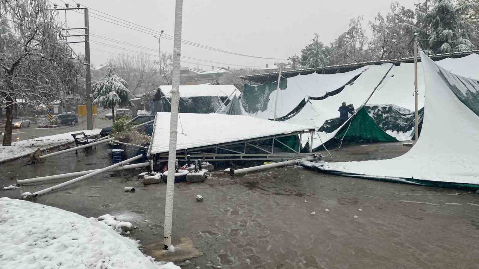 Tavşanlı’da köy pazarı çatısı karın ağırlığına dayanamadı
