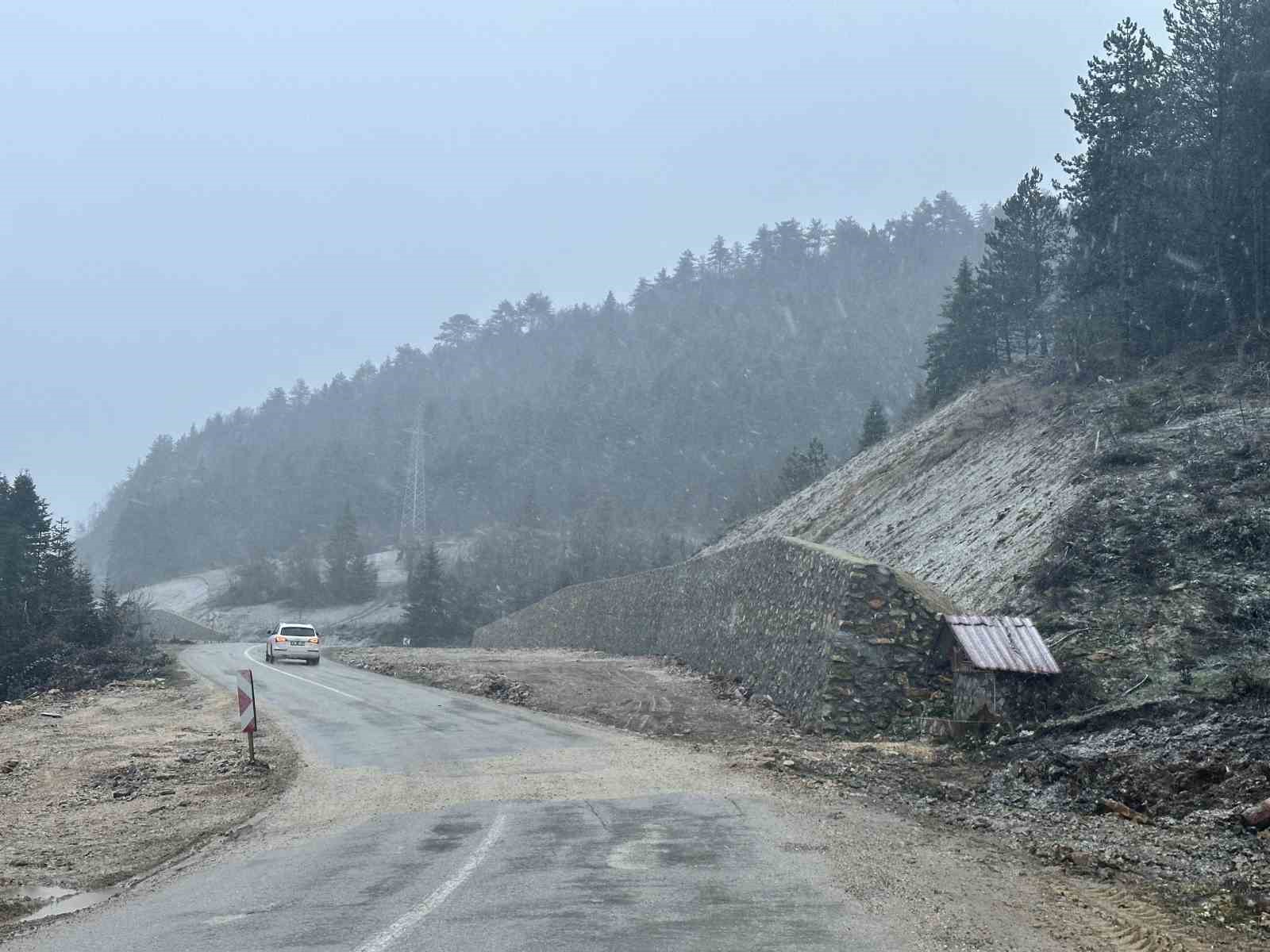 Kastamonu’da kar yağışı başladı, yollar beyaza büründü
