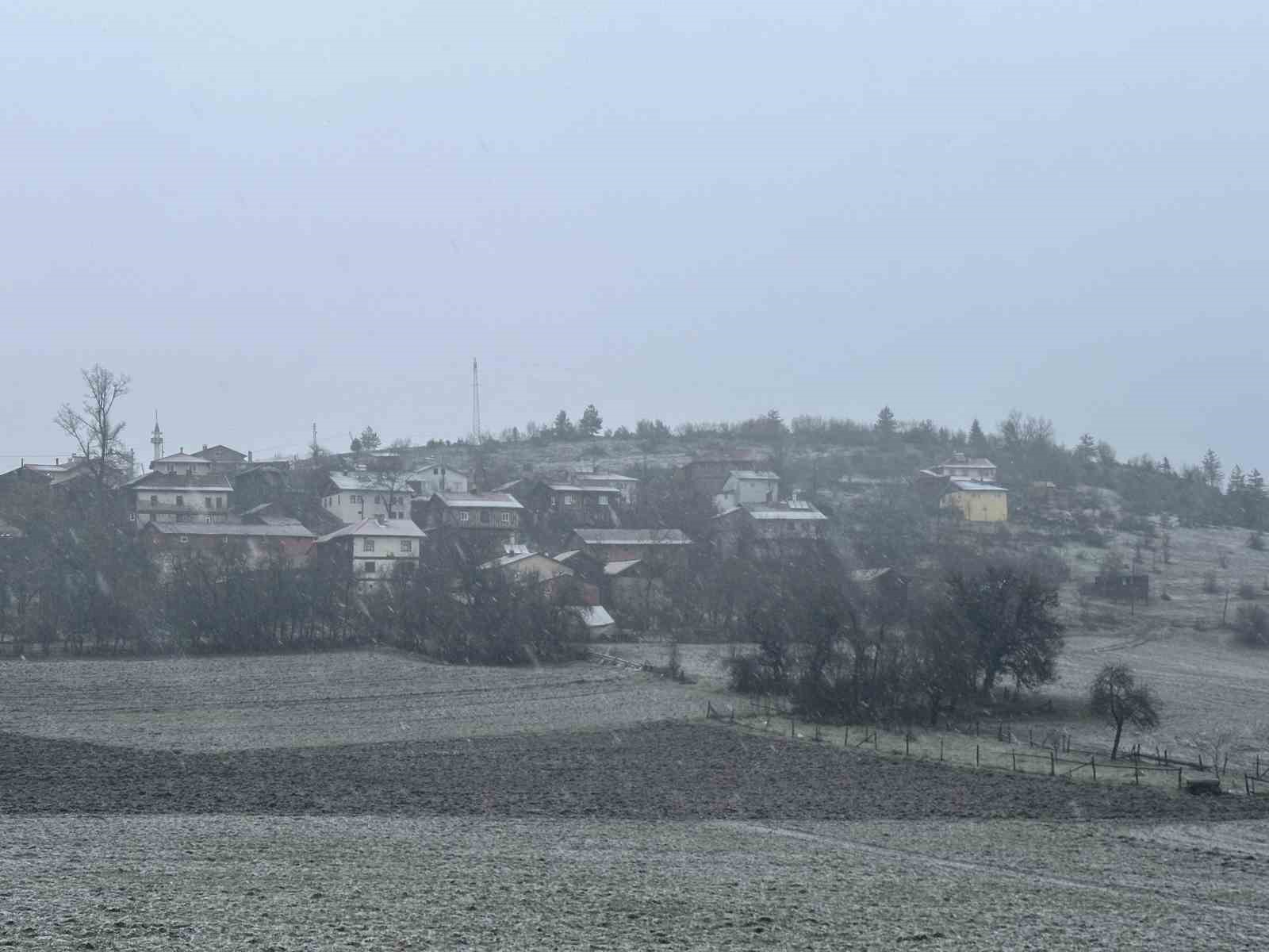 Kastamonu’da kar yağışı başladı, yollar beyaza büründü
