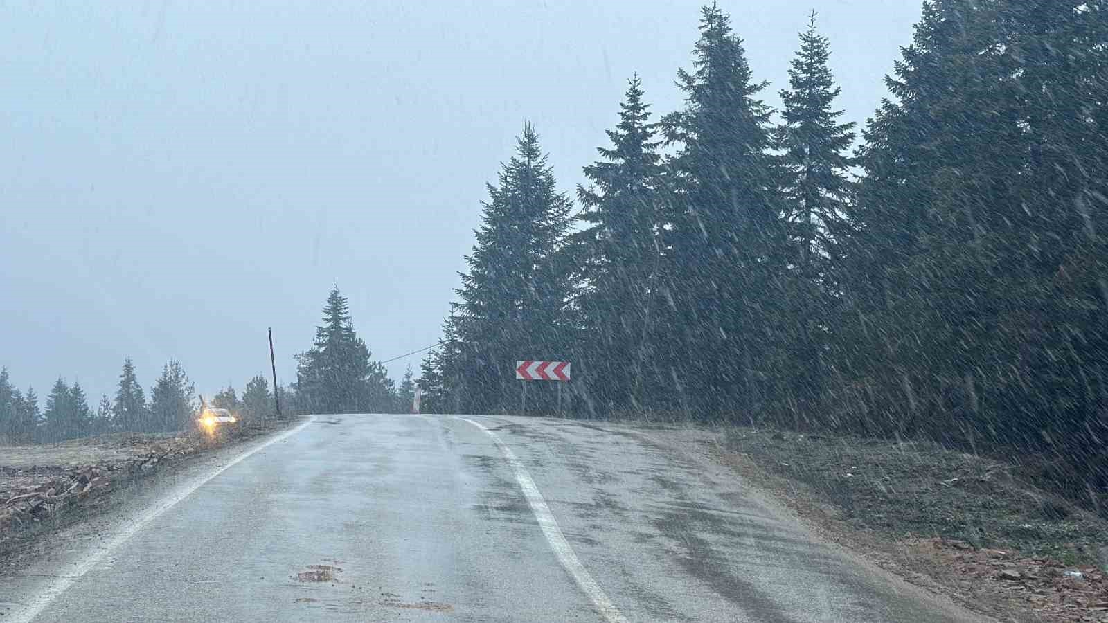 Kastamonu’da kar yağışı başladı, yollar beyaza büründü
