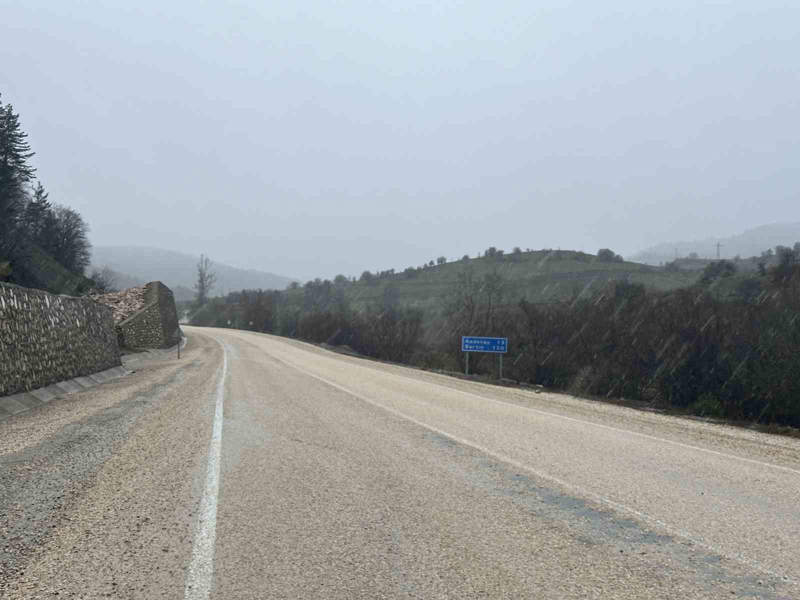 Kastamonu’da kar yağışı başladı, yollar beyaza büründü
