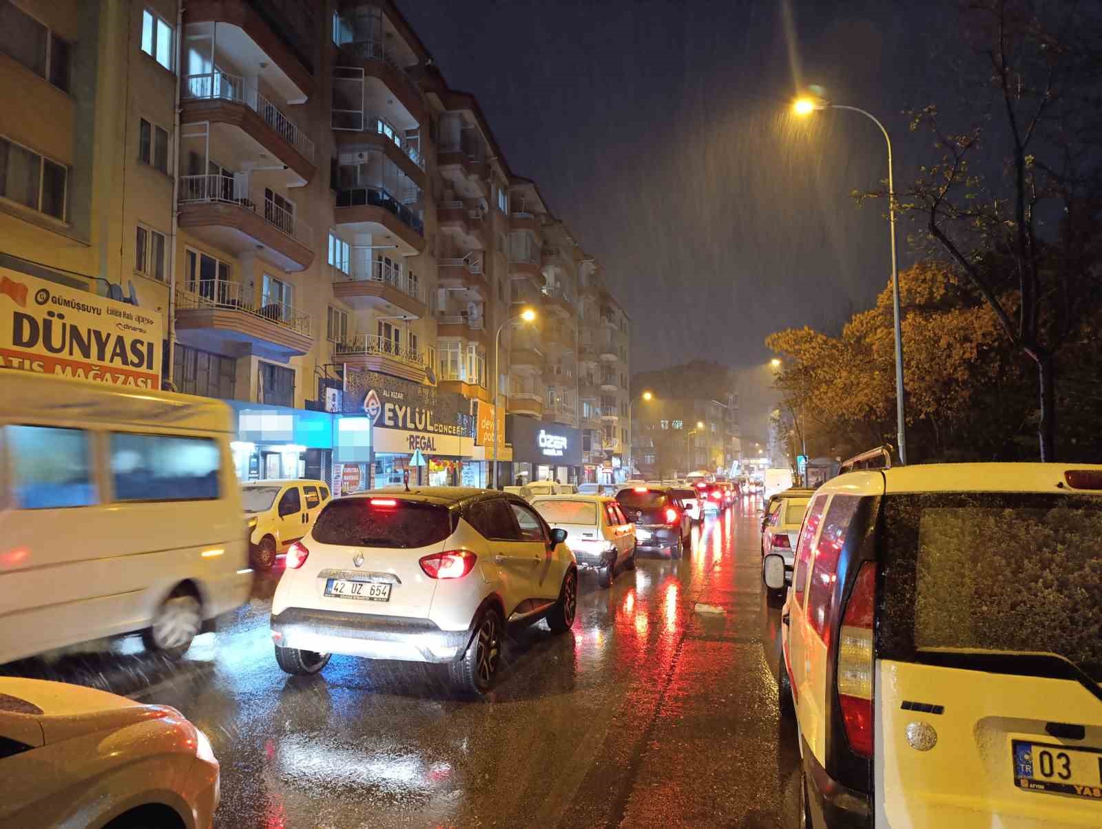 Afyonkarahisar’da beklenen kar yağışı başladı
