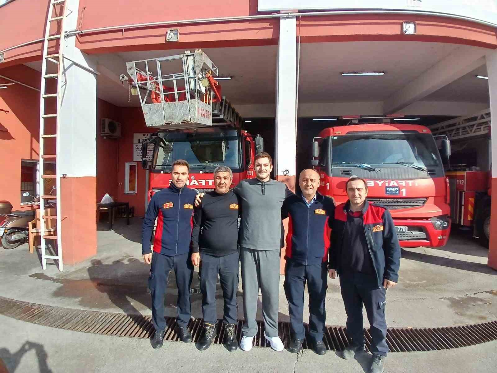 Hastaneye ağır yaralı olarak kaldırılan kazazede taburcu olunca itfaiyeye teşekkür etti
