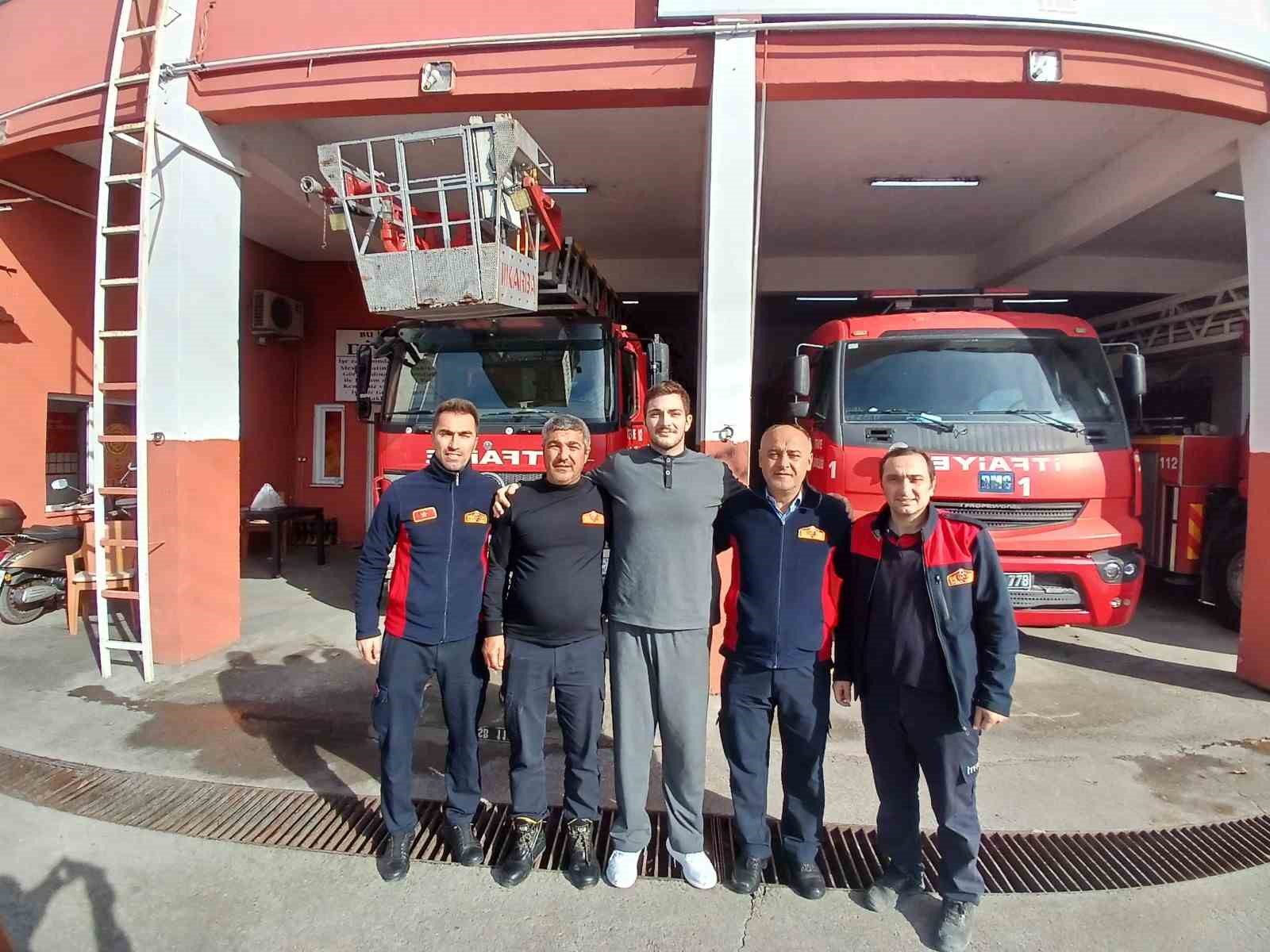 Hastaneye ağır yaralı olarak kaldırılan kazazede taburcu olunca itfaiyeye teşekkür etti
