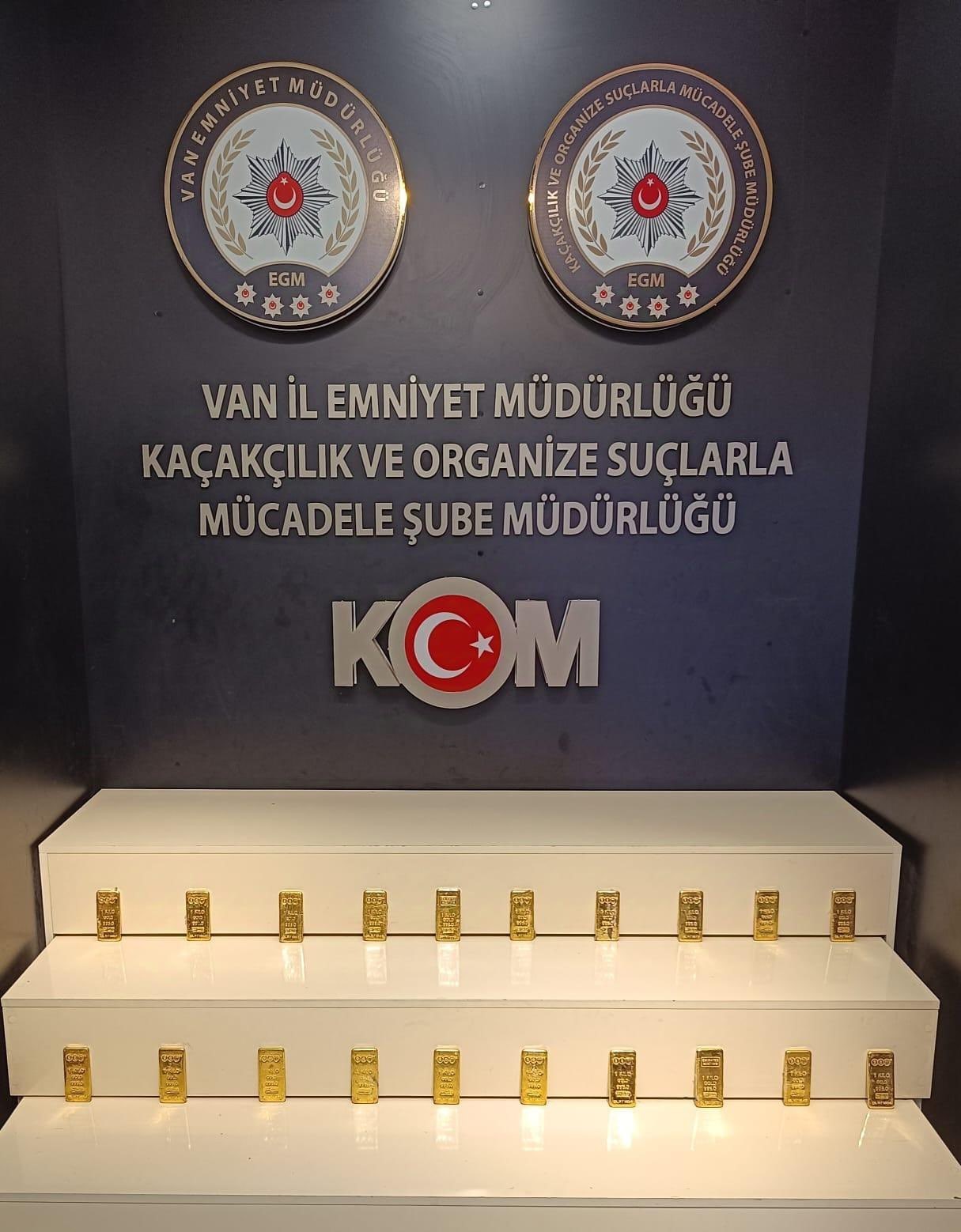 Van’da yaklaşık 60 milyon TL değerinde gümrük kaçağı 20 kilo külçe altın ele geçirildi
